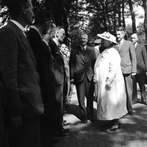 Koningin Wilhelmina in gesprek met enkele personen, Bestanddeelnr 900-4324