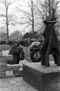 Koningin Juliana onthult te Apeldoorn een monument ter nagedachtenis van de vro…, Bestanddeelnr 925-2368