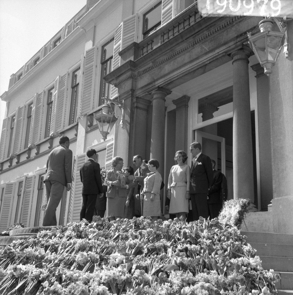 Koninginnedag, defilee op Soestdijk, Deputatie biedt iets aan, Bestanddeelnr 919-0979