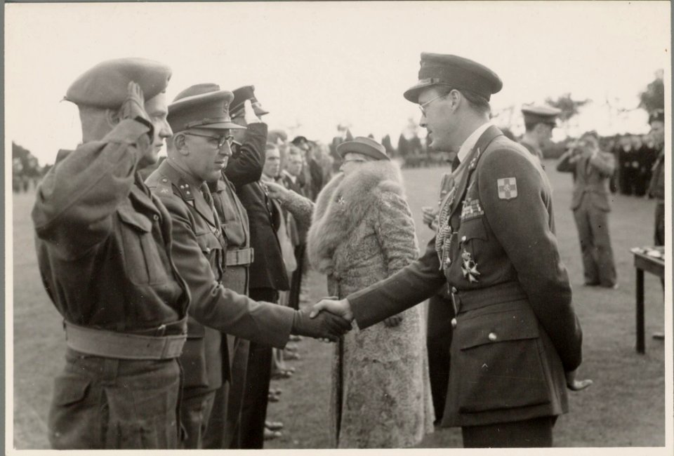 Koningin Wilhelmina en prins Bernhard in Assen, Bestanddeelnr 012-0235
