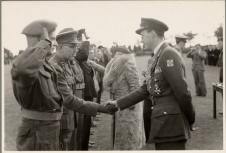 Koningin Wilhelmina en prins Bernhard in Assen, Bestanddeelnr 012-0235