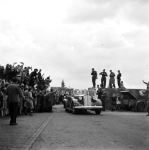 Koningin Wilhelmina arriveert of vertrekt per auto, Bestanddeelnr 900-4689