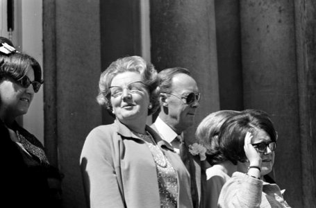 Koninginnedag, defilee op Soestdijk, Koningin Juliana , prins Bernhard , prinses, Bestanddeelnr 919-0927