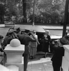 Koningin Wilhelmina en prinses Juliana brengen een bezoek aan Oranjehaven, de , Bestanddeelnr 935-2558