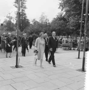 Koningin Juliana wandelt over het terrein, Bestanddeelnr 911-4402