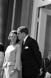 Koninginnedag, defilee op Soestdijk, koningin Juliana ontvangt bos bloemen, Bestanddeelnr 919-0972