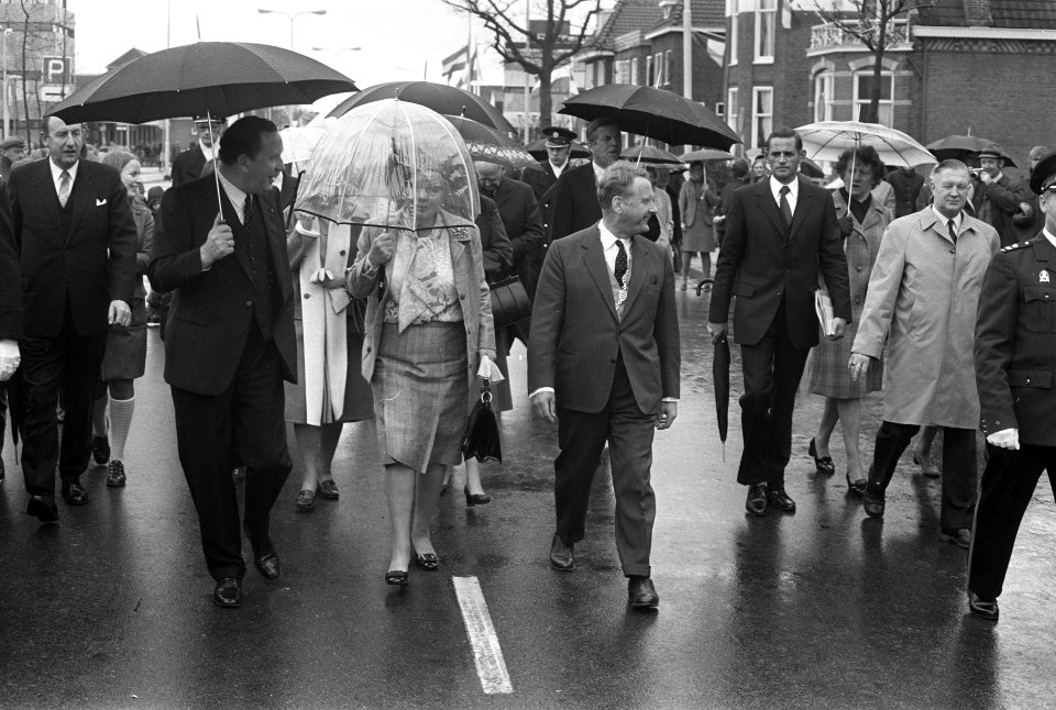 Koningin Juliana wandelt met paraplu door Drachten, Bestanddeelnr 925-5383