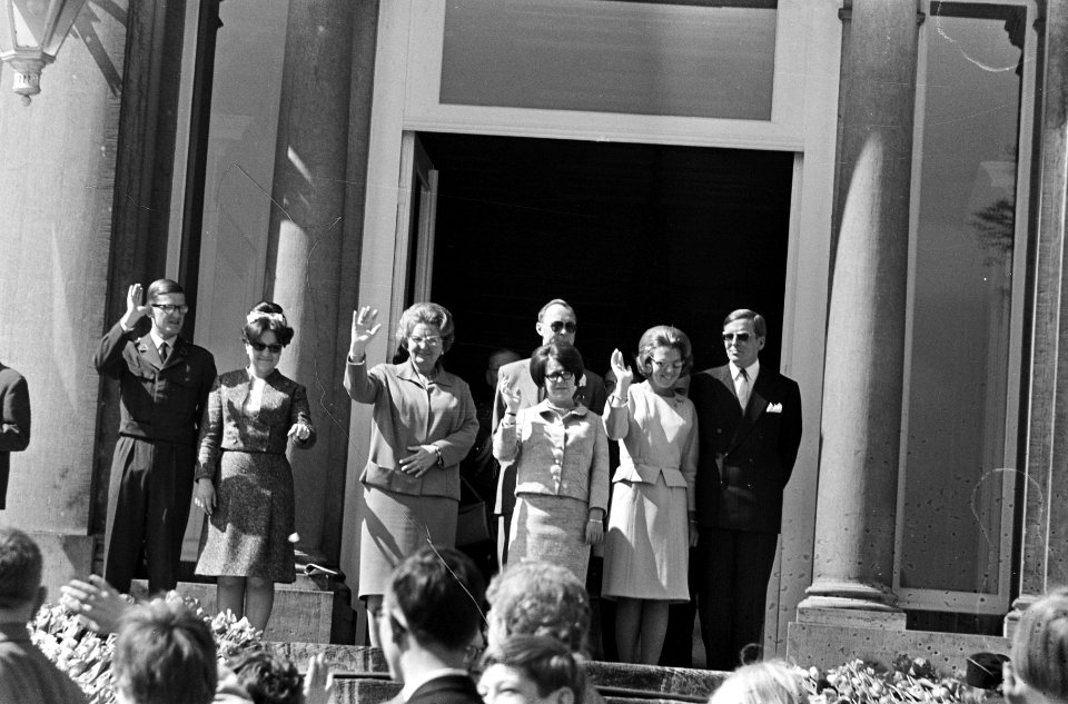 Koninginnedag, defilee op Soestdijk, Koningin Juliana , prins Bernhard , Margrie, Bestanddeelnr 919-0939