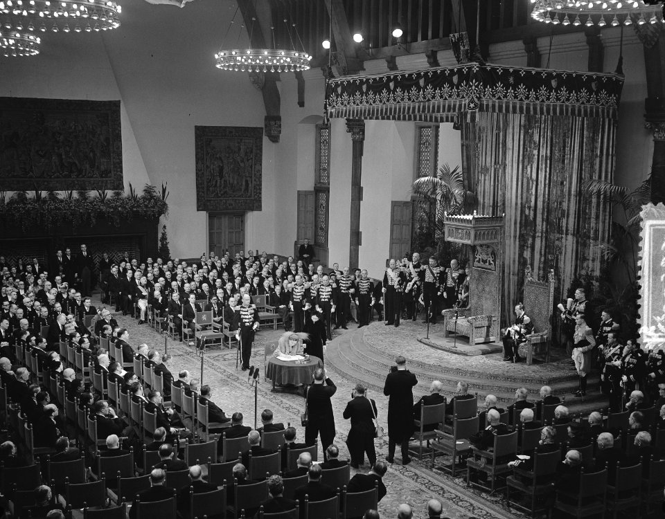 Koningin juliana ondertekent de Acte van Bevstiging, Bestanddeelnr 906-8935