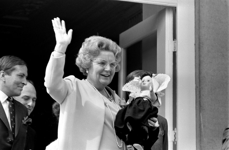 Koningin Juliana zwaait met een pop in klededracht in haar hand, Bestanddeelnr 922-3545