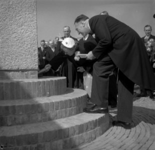 Koningin Juliana ontsteekt het vuur bij een monument in , Bestanddeelnr 904-5382