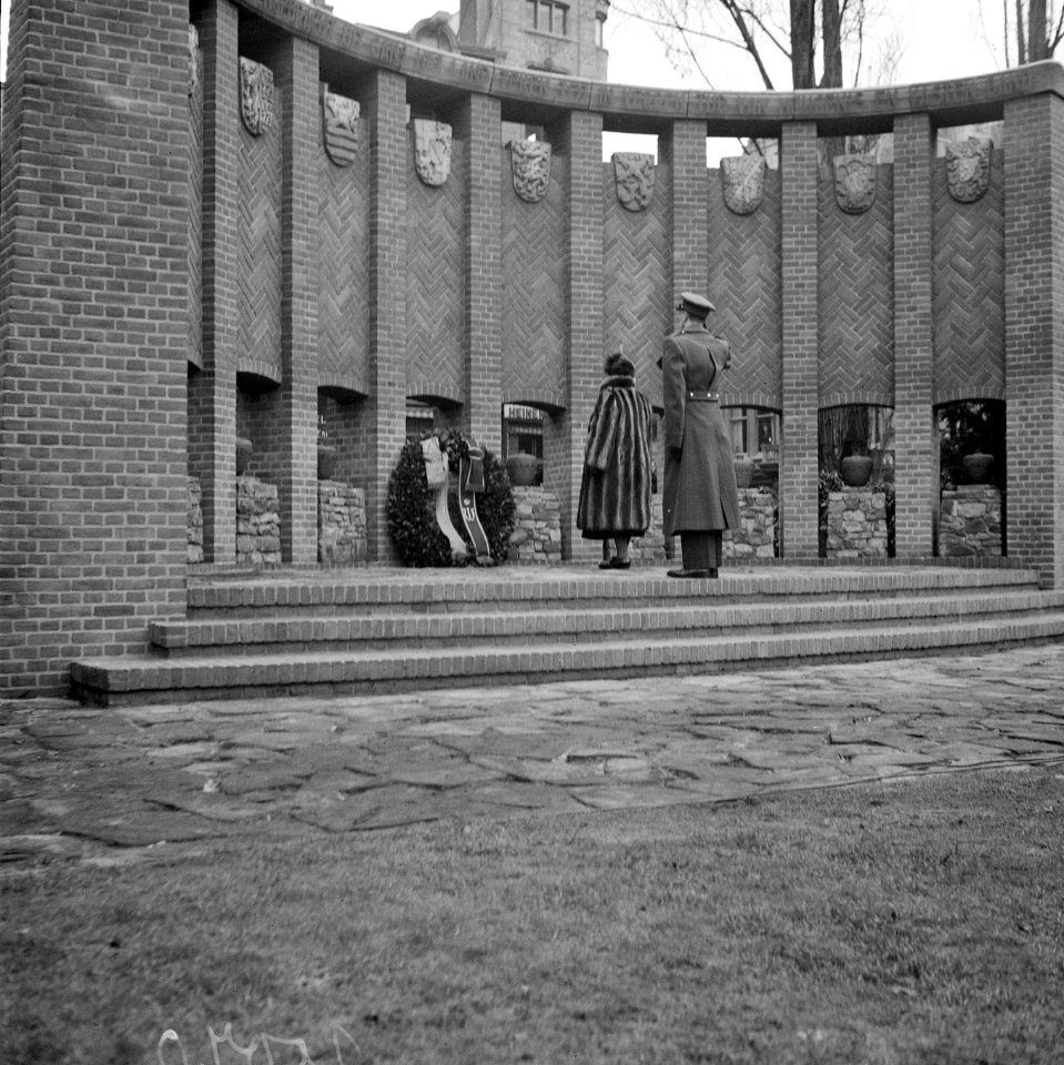 Koningin Wilhelmina heeft zojuist een krans gelegd bij het herdenkingsmonument o, Bestanddeelnr 902-5070