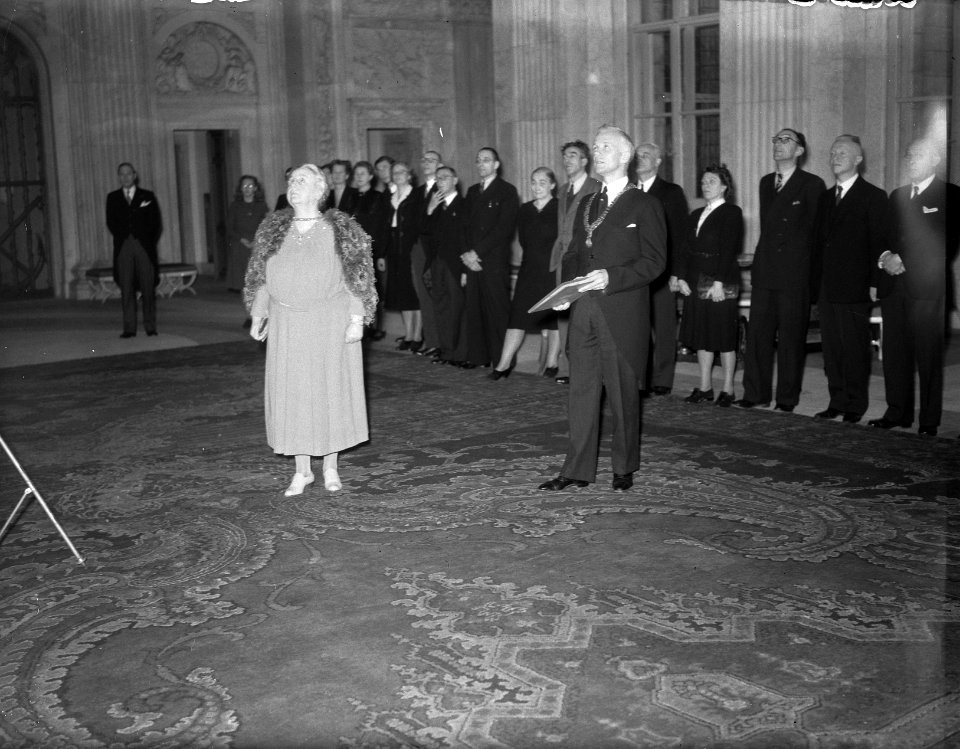 Koningin Wilhelmina en burgemeester d'Ailly blikken naar boven, Bestanddeelnr 902-5131
