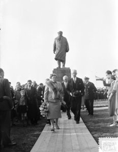 Koningin Juliana onthult het standbeeld van Dr.Ir. Lely te Den Oever, aan de voe, Bestanddeelnr 906-7394