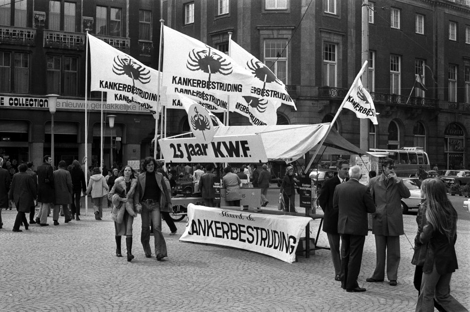 Koningin Wilhelmina Fonds bestaat 25 jaar informatiestands KWF op de Dam, Bestanddeelnr 927-1529