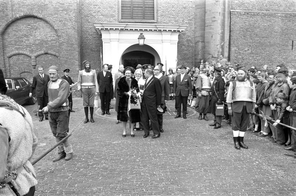Koningin Juliana wandelt door Den Briel, Bestanddeelnr 925-5003