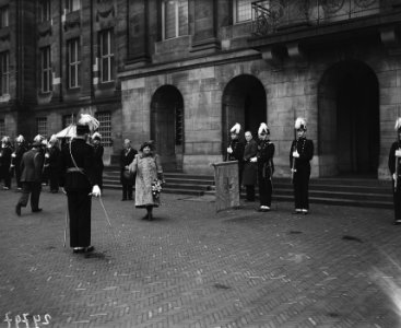 Koningin Wilhelmina groet de erewacht voor het paleis op de Dam, Bestanddeelnr 902-4797