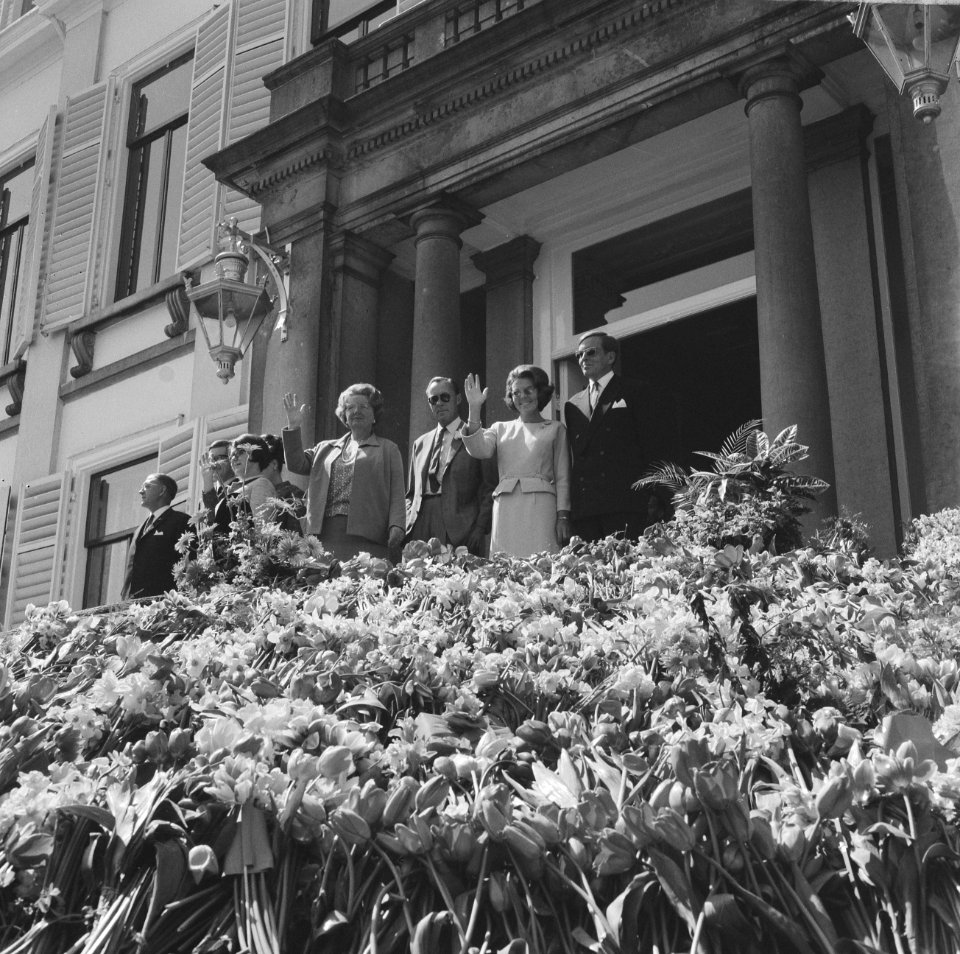 Koninginnedag, defilee op Soestdijk, koninklijke familie bordes, op voorgrond bl, Bestanddeelnr 919-1000