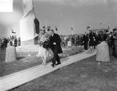 Koningin Juliana onthult het standbeeld van Dr.Ir. Lely te Den Oever, aan de voe, Bestanddeelnr 906-7395