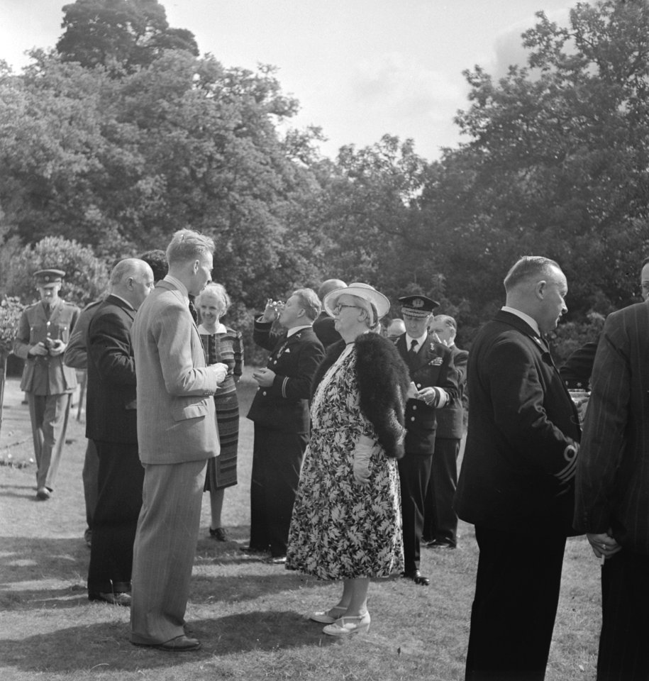 Koningin Wilhelmina in de tuin van StubbingsHouse in gesprek met enkele gedecor, Bestanddeelnr 935-2634