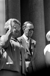 Koninginnedag, defilee op Soestdijk, Koningin Juliana en prins Bernhard (koppen), Bestanddeelnr 919-0967