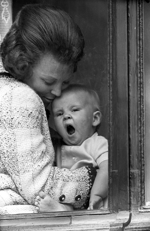 Koninginnedag. Prinses Beatrix met een gapende prins Willem Alexander achter ven, Bestanddeelnr 921-2999