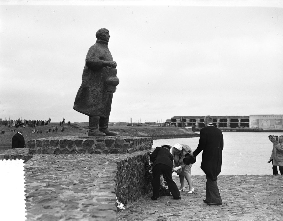 Koningin Juliana onthult het vissersmonument te IJmuiden, Bestanddeelnr 907-2235