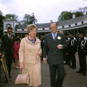 Koninginnedag, in tuin Paleis Soestdijk koningin Juliana met Zijne Koninklijke, Bestanddeelnr 254-8088