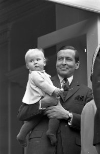 Koninginnedag. Prins Claus met prins Willem Alexander op het bordes, Bestanddeelnr 921-2994