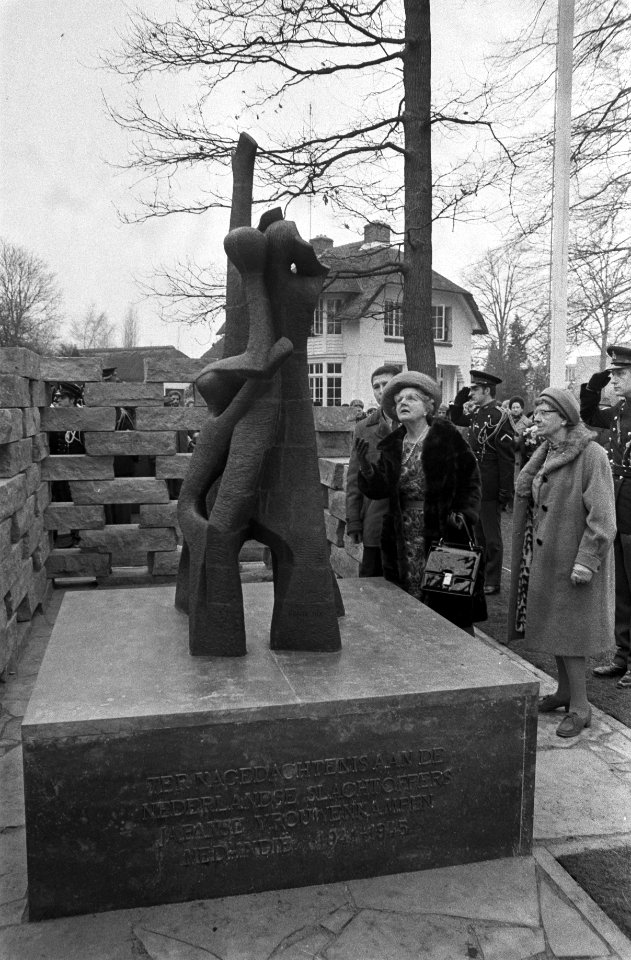 Koningin Juliana onthult te Apeldoorn een monument ter nagedachtenis van de vrou, Bestanddeelnr 925-2361