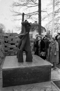 Koningin Juliana onthult te Apeldoorn een monument ter nagedachtenis van de vrou, Bestanddeelnr 925-2361