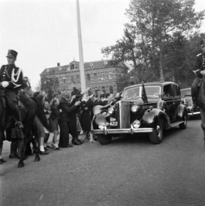 Koningin Wilhelmina en prinses Juliana komen aan in een hofauto en worden omstuw, Bestanddeelnr 900-7941