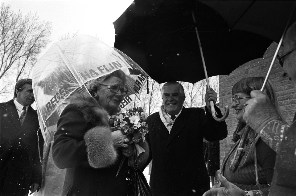 Koningin Juliana ontvangt bloemen, Bestanddeelnr 929-6662