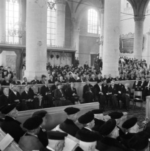 Koningin Wilhelmina en prinses Juliana zijn onder de gasten in de Pieterskerk, Bestanddeelnr 900-7911