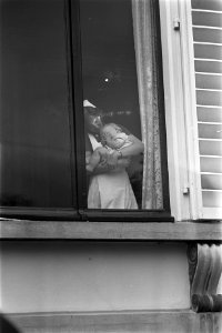 Koninginnedag. Prins Willem Alexander achter venster met de zuster, Bestanddeelnr 921-3050