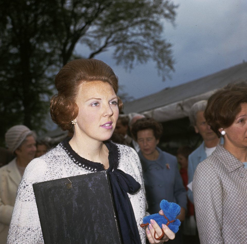 Koninginnedag, in tuin Paleis Soestdijk Prinses Beatrix, Bestanddeelnr 254-8083