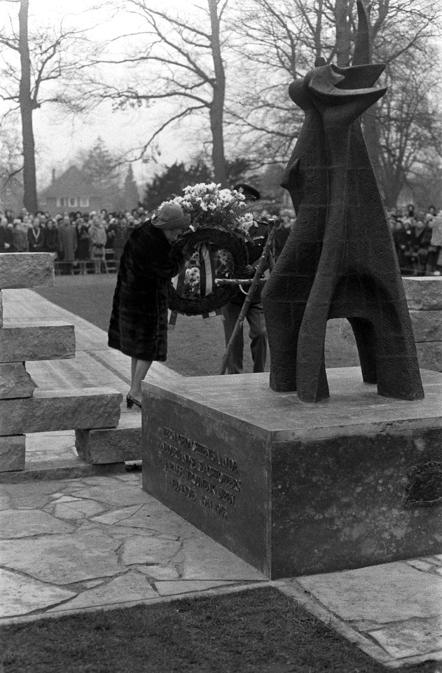 Koningin Juliana onthult te Apeldoorn een monument ter nagedachtenis van de vro…, Bestanddeelnr 925-2363