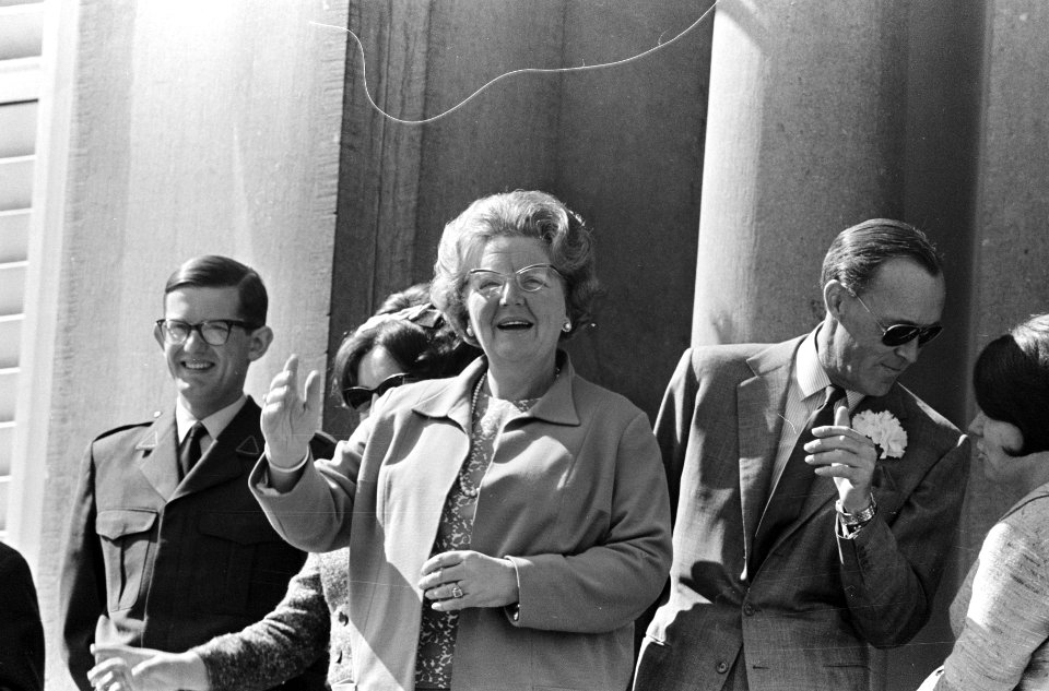 Koninginnedag, defilee op Soestdijk, Koningin Juliana en prins Bernhard (koppen), Bestanddeelnr 919-0960