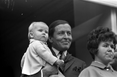 Koninginnedag. Prins Claus met prins Willem Alexander, Bestanddeelnr 921-3029