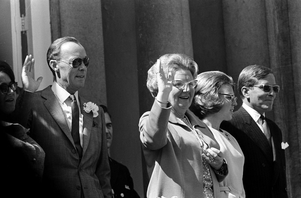 Koninginnedag, defilee op Soestdijk, Koningin Juliana , prins Bernhard , prinses, Bestanddeelnr 919-0933