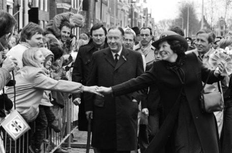 Koninginnedag, koninklijke familie in Harlingen. Beatrix schudt handen van publi, Bestanddeelnr 932-1323