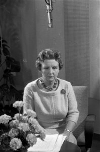 Koningin Juliana tijdens toespraak voor televisie over verkeersveiligheid, Bestanddeelnr 911-6663