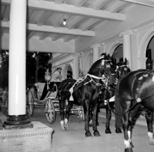 Koningin Juliana verlaat de koninklijke calèche met zes paarden voor het Gouvern, Bestanddeelnr 252-4214