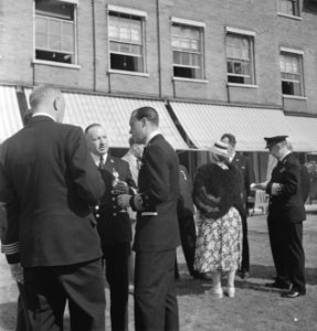 Koningin Wilhelmina in de tuin van Stubbings House in gesprek met enkele gedeco, Bestanddeelnr 935-2635