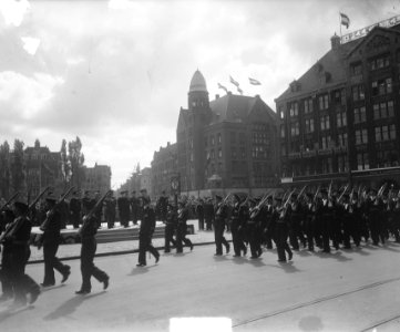 Koninginnedag. Parade op De Dam Amsterdam, Bestanddeelnr 903-3505