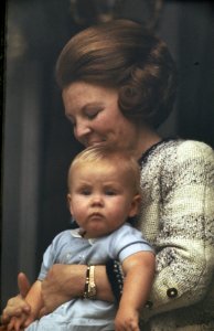 Koninginnedag, in tuin Paleis Soestdijk HKH Prinses Beatrix met Prins Willem A, Bestanddeelnr 254-8092