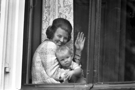 Koninginnedag. Prinses Beatrix met een gapende prins Willem Alexander achter ven, Bestanddeelnr 921-2998