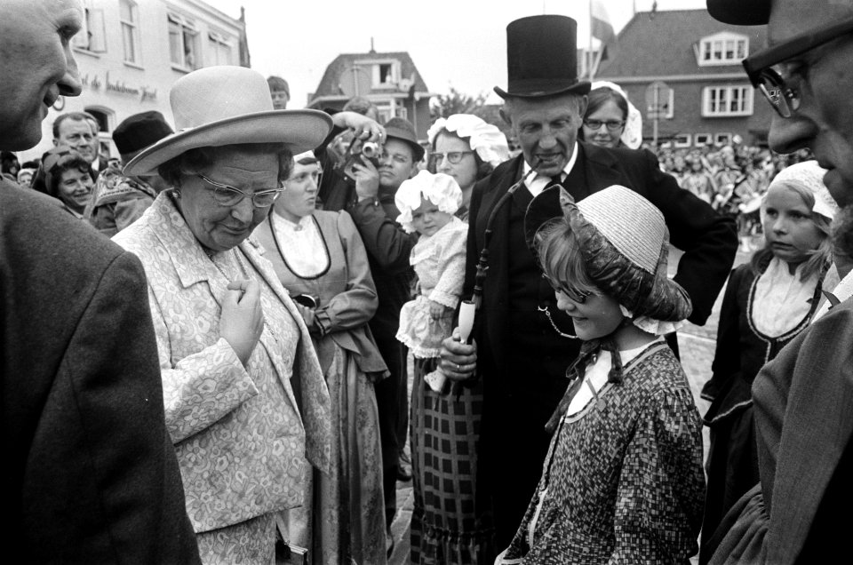 Koningin Juliana tussen de bevolking in klederdracht, Bestanddeelnr 922-5374