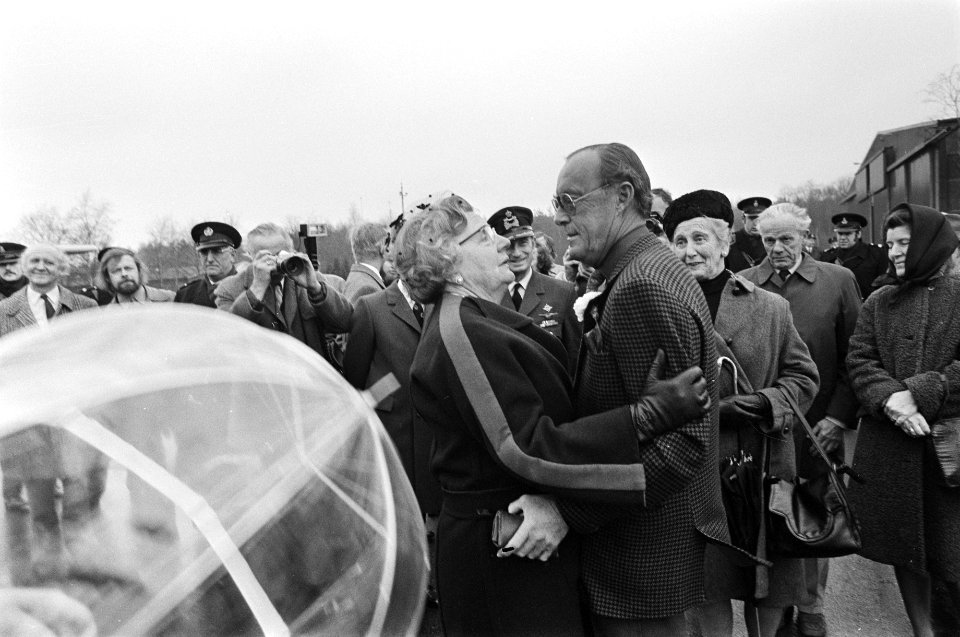 Koningin Juliana verwelkomt prins Bernhard, Bestanddeelnr 927-7539
