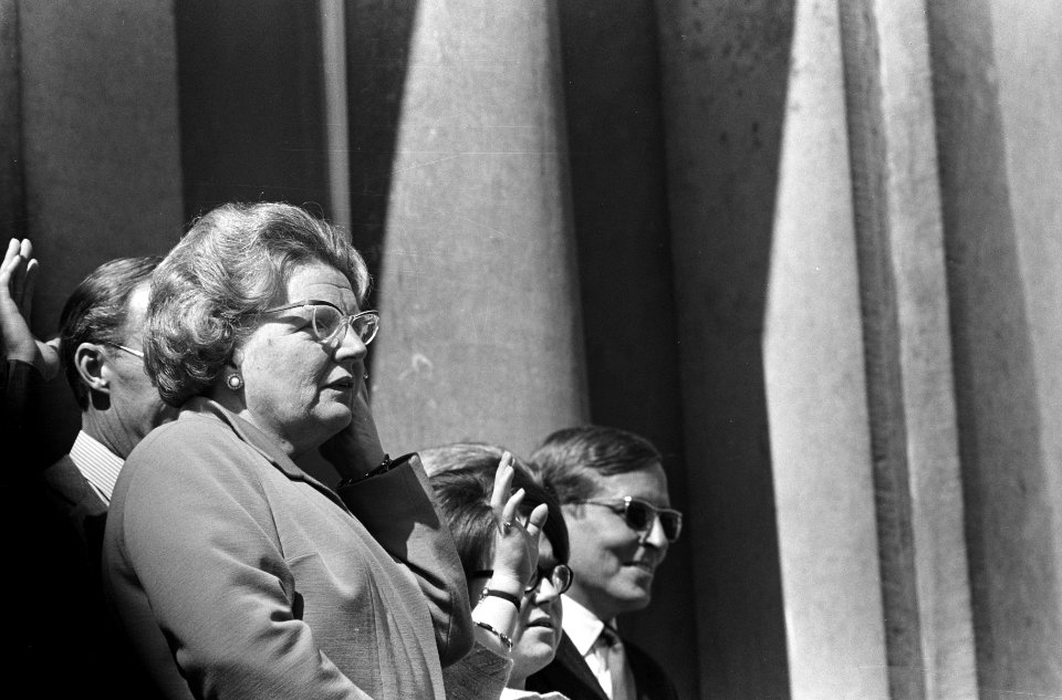 Koninginnedag, defilee op Soestdijk, nummer 23A Koningin Juliana zwaait, nummer , Bestanddeelnr 919-0941